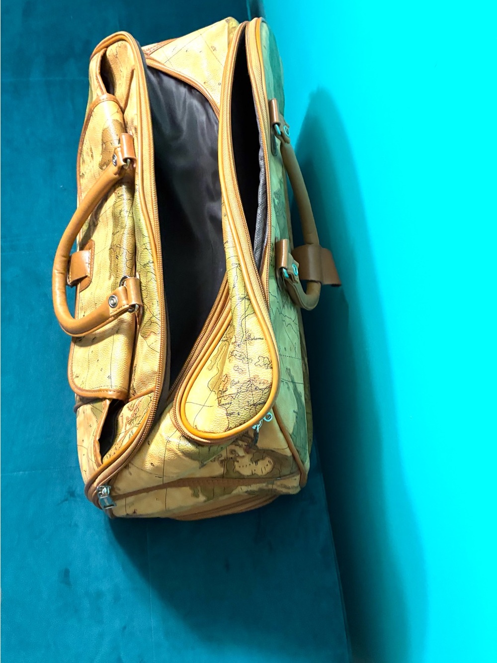Stylish Travel Bag - Picture 3 of 16
